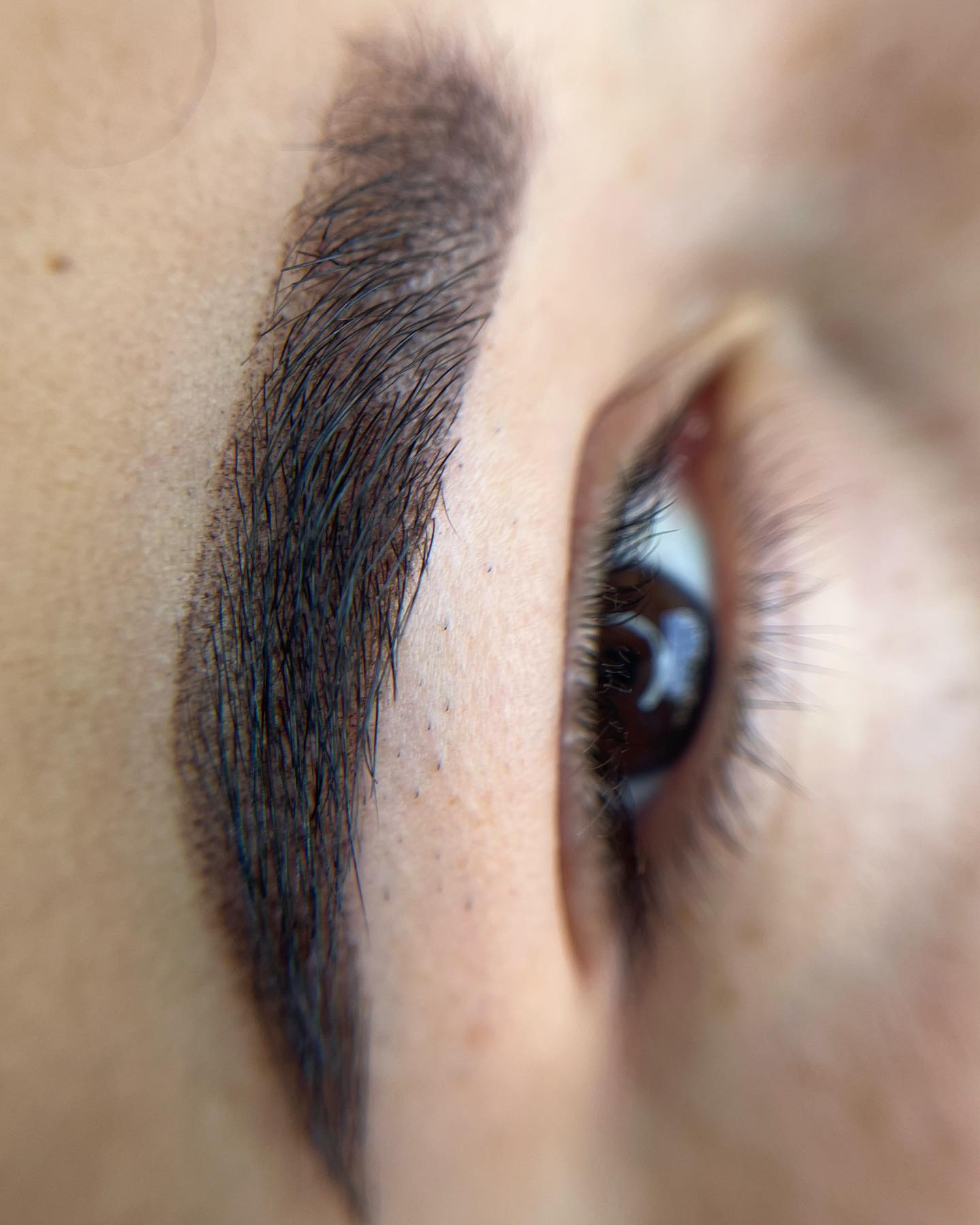 Resultado perfecto micropigmentación de cejas